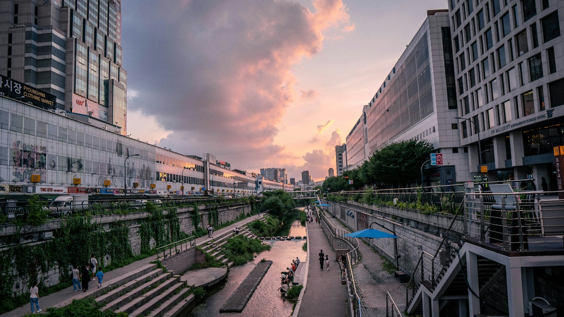 Contemporary Seoul travel photograph for Euljiro Neighborhood Guide: Hotels, Retro Bars, Cafes, and Central Transit