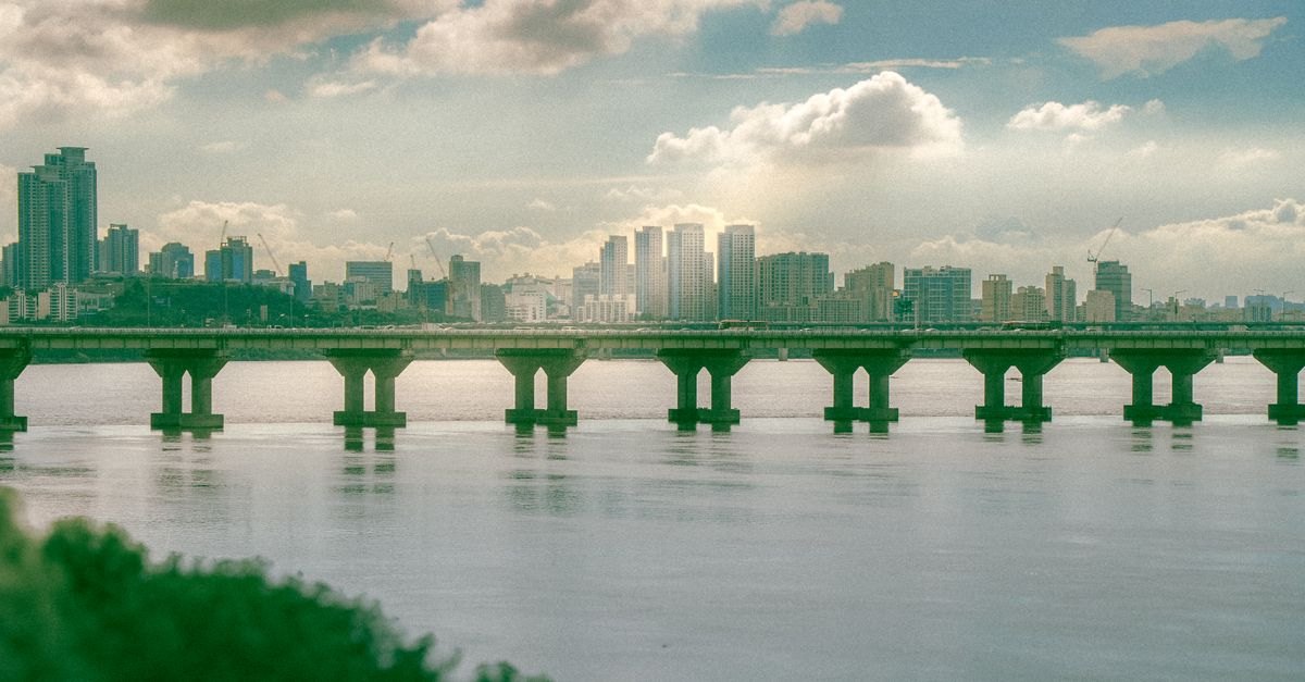 Contemporary Seoul travel photograph for 4-Day Seoul Itinerary: Palaces, Markets, K-Beauty, and a Han River Evening