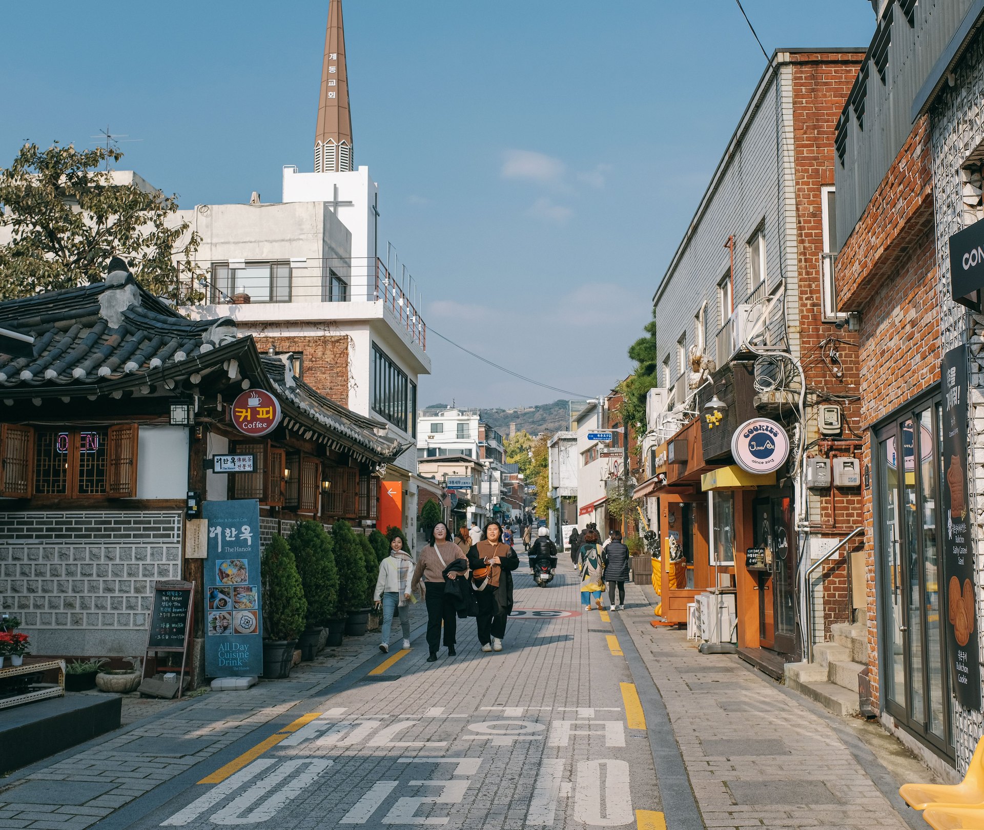 Contemporary Seoul travel photograph for Jongno Neighborhood Guide: Palaces, Markets, and Walkable Sightseeing
