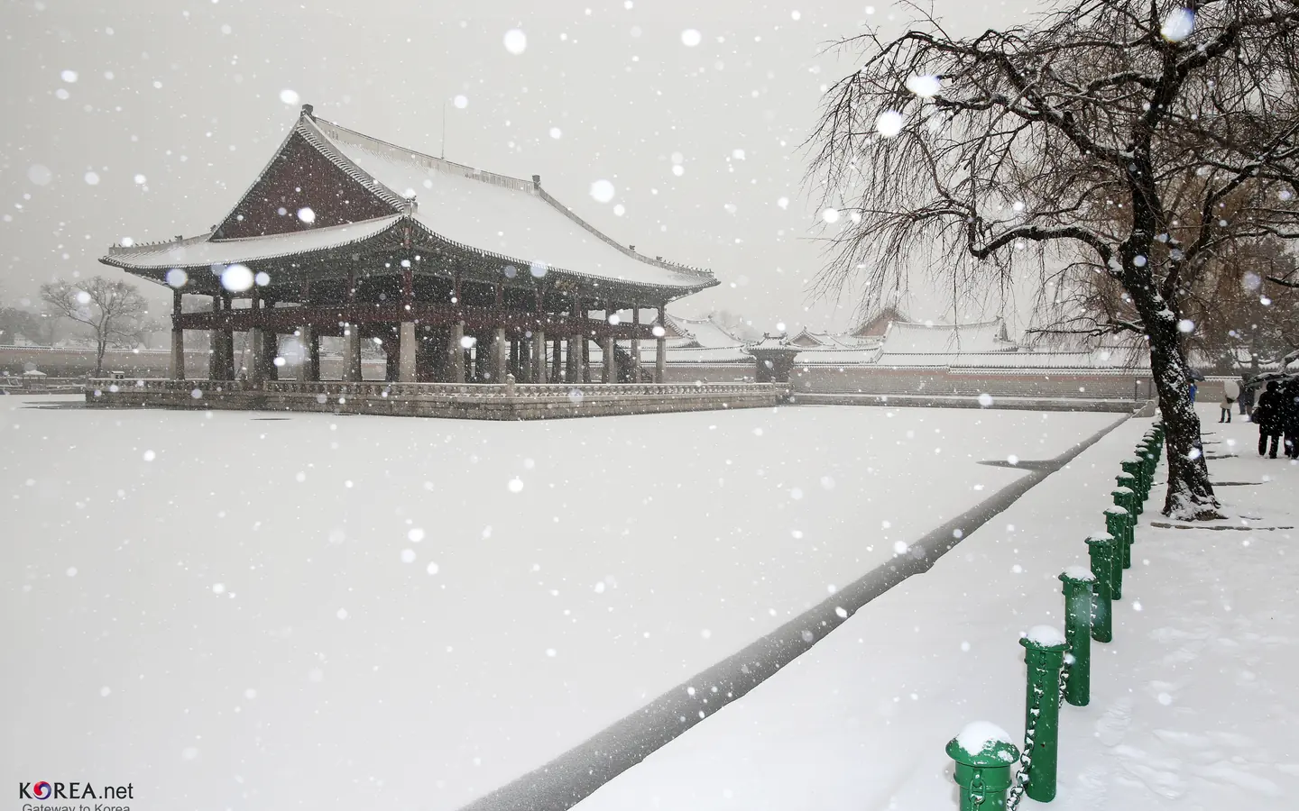 Gyeongbokgung Palace during heavy snowfall.